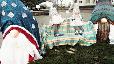 На центральній площі Бердичева на Житомирщині з'явилася різдвяно-новорічна інсталяція, яку створили освітяни На центральній площі Бердичева на Житомирщині з'явилася різдвяно-новорічна інсталяція, яку створили освітяни