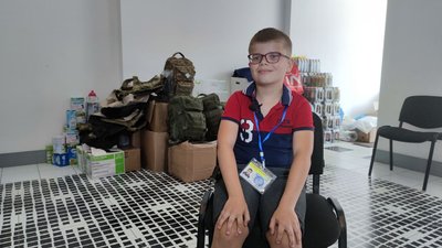 "Важаю, що військові дуже круті супергерої". Історії дітей, які допомагають армії