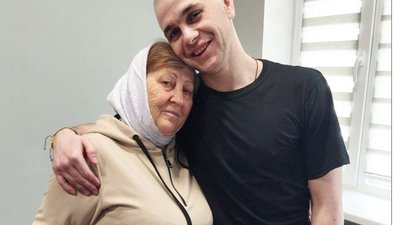 Валентина Бекетова та її син Михайо Гарагатий на зустрічі після полону 16 травня