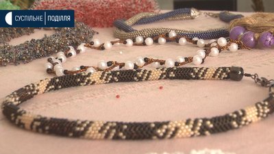 Обереги і вишиванки із закодованими іменами створює майстриня з Хмельниччини