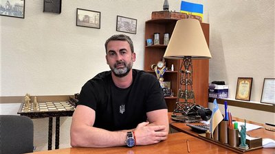 Харківський комунальник створив герб міста з уламків російських снарядів Харківський комунальник створив герб міста з уламків російських снарядів