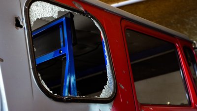 Вибите вікно у пожежній машині внаслідок обстрілу