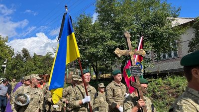 На Мукачівщині попрощалися з полеглим на війні прикордонником Василем Якимом На Мукачівщині попрощалися з полеглим на війні прикордонником Василем Якимом