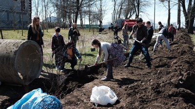 "Озеленимо планету". У Чернівцях містяни висаджували саджанці в межах міжнародної акції "Озеленимо планету". У Чернівцях містяни висаджували саджанці в межах міжнародної акції