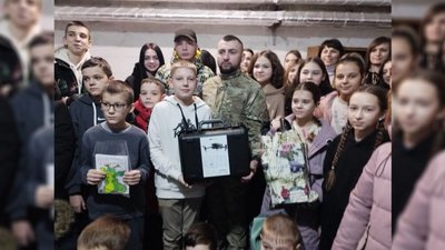 Зібрали понад 200 тис грн на ЗСУ: школярі та вчителі з Бобровиці на Чернігівщині купили дрон та ліки на передову