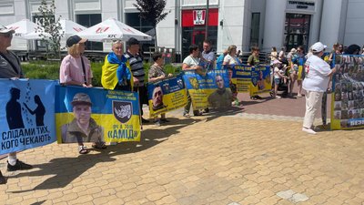 Люди зібралися у середмісті Хмельницького на акцію в підтримку полонених та зниклих