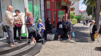 Черги біля луцьких банків: за чим стоять люди і що кажуть в фінустановах