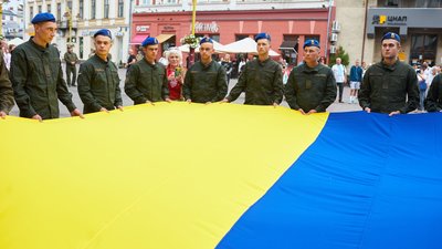 Перший на Прикарпатті: на Вічевому майдані в Івано-Франківську підняли Державний прапор України Перший на Прикарпатті: на Вічевому майдані в Івано-Франківську підняли Державний прапор України
