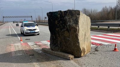 Автотраса Київ-Чоп, дорога, камінь, вантажівка, об'їзна, Коростишів