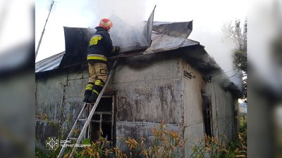 Пожежник гасить пожежу в будинку на Ніжинщині