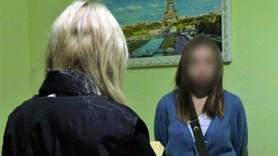 Дівчина є неушкодженою Дівчина є неушкодженою