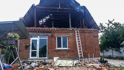 У Кропивницькому вітер пошкодив 8 покрівель, дощ затопив 14 під’їздів. Власники підраховують збитки