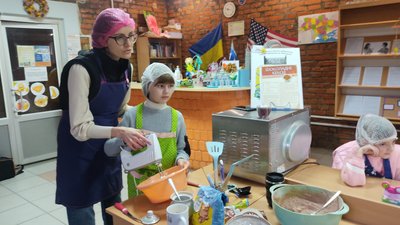 Майстер-класи та заняття з психологом: в Житомирі працює осінній табір для дітей-переселенців Майстер-класи та заняття з психологом: в Житомирі працює осінній табір для дітей-переселенців