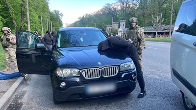 Черкащанина підозрюють у переправленні чоловіків за кордон Черкащанина підозрюють у переправленні чоловіків за кордон