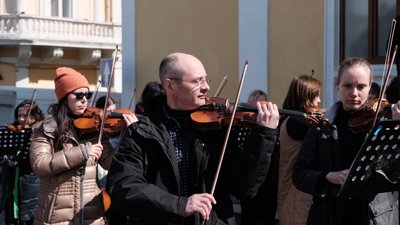 Концерт посеред міста. У Чернівцях щодня на сходах філармонії грають гімн України Концерт посеред міста. У Чернівцях щодня на сходах філармонії грають гімн України