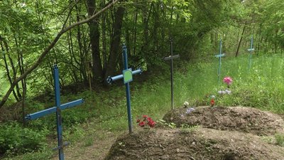 Позривала понад сотню табличок: на Чернігівщині місцеву жительку звинувачують у нарузі над могилами