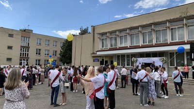 Останній дзвоник в одній зі шкіл Ужгорода провели тільки для випускників Останній дзвоник в одній зі шкіл Ужгорода провели тільки для випускників
