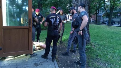 В Івано-Франківську на інспектора муніципальної служби накинувся нетверезий із ножем