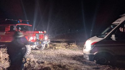 Рятувальники відбуксирують автомобіль швидкої допомоги