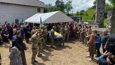 На Закарпатті попрощалися з полеглим захисником Дмитром Голубкою На Закарпатті попрощалися з полеглим захисником Дмитром Голубкою