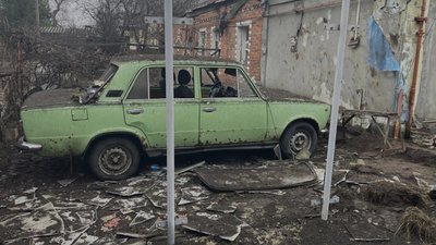 Автівка, яка зазнала пошкоджень внаслідок влучання російської ракети в Чугуєві, Харківська область, 16 листопада 2023 року