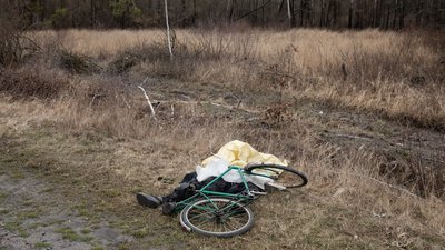 Михайло Палінчак: Загиблий цивільний з велосипедом на узбіччі. Буча, Україна, 2 квітня 2022 року. Михайло Палінчак: Загиблий цивільний з велосипедом на узбіччі. Буча, Україна, 2 квітня 2022 року.