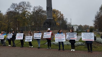 У Полтаві дружини військових влаштували акцію щодо демобілізації військових У Полтаві дружини військових влаштували акцію щодо демобілізації військових
