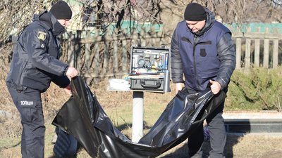 Розстріляли два автобуси: поліція розслідує масове вбивство окупантами у Боровій на Харківщині Розстріляли два автобуси: поліція розслідує масове вбивство окупантами у Боровій на Харківщині