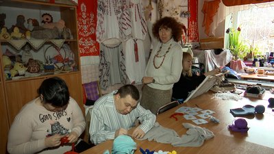 Плетуть і шиють для ЗСУ. У Сумах люди з інвалідністю з центру "Берегиня" допомагають армії Плетуть і шиють для ЗСУ. У Сумах люди з інвалідністю з центру "Берегиня" допомагають армії