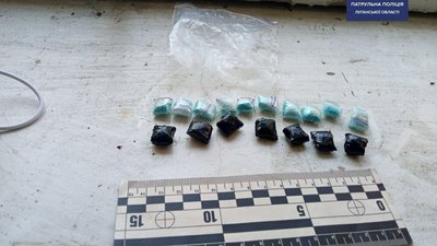 На Луганщині патрульні виявили розповсюджувачів наркотиків