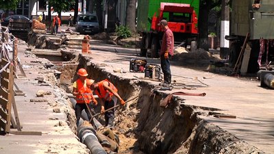 На одній з вулиць Житомира почали ремонтувати тепломережу – замість старих труб укладають нові