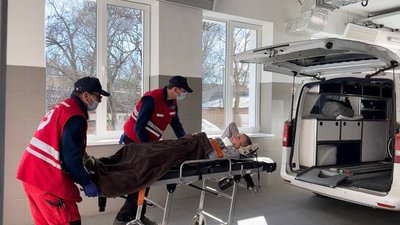 Робота ця нелегка. Миколаївські волонтери Червоного Хреста транспортують маломобільних людей Робота ця нелегка. Миколаївські волонтери Червоного Хреста транспортують маломобільних людей