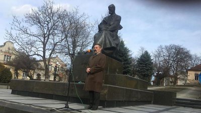 76-річний прикарпатець декламує поезію Шевченка у Facebook