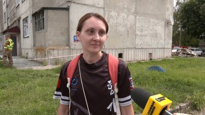 З пошкодженої внаслідок атаки РФ дев'ятиповерхівки у Луцьку мешканці виносять цінні речі — Катерина Навроцька З пошкодженої внаслідок атаки РФ дев'ятиповерхівки у Луцьку мешканці виносять цінні речі — Катерина Навроцька