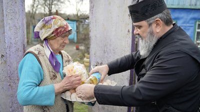 Олександр Петренко привіз продукти у Зелений Гай