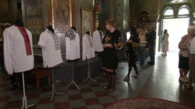 Вишиванки загиблих військових показали у Свято-Воскресенському соборі в Рівному Вишиванки загиблих військових показали у Свято-Воскресенському соборі в Рівному