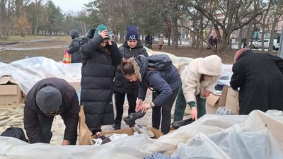 Що відбувається на місці ракетного удару по Дніпру – фоторепортаж Що відбувається на місці ракетного удару по Дніпру – фоторепортаж
