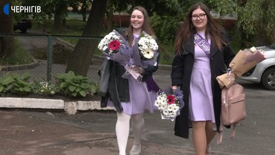 Останній дзвоник онлайн: як відзначали свято останнього дзвонику у школах Чернігова Останній дзвоник онлайн: як відзначали свято останнього дзвонику у школах Чернігова
