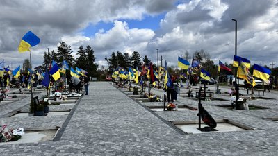 Цвинтар в Затурино, де ховають військових