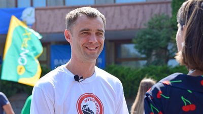 "Крутий спуск": перегони на саморобних тачках відбулись у Черкасах "Крутий спуск": перегони на саморобних тачках відбулись у Черкасах