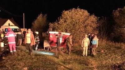 Під час гасіння пожежі на Волині перевернувся пожежний автомобіль Під час гасіння пожежі на Волині перевернувся пожежний автомобіль