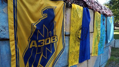 У Дніпрі просто неба показують колекцію прапорів, пов'язаних з війною на Донбасі – фоторепортаж