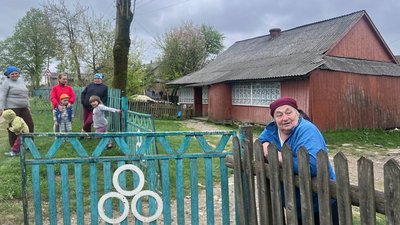 Мешканці чекають на машину з хлібом. Мешканці чекають на машину з хлібом.