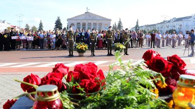 185 ударів Дзвону пам'яті: у Чернігові вшанували пам'ять загиблих воїнів