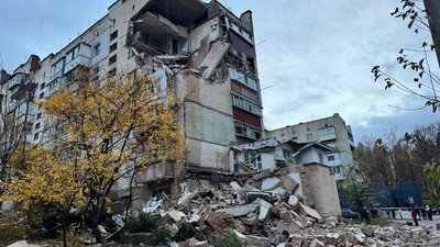 Пошкоджений багатоповерховий будинок на вулиці Тернопільській, 28 жовтня 2025 року