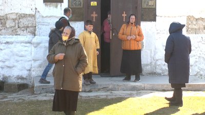 У Сутківцях старовинна церква-фортеця хоч тепер офіційно належить ПЦУ, з мешканцями села ще проводитимуть роз'яснювальну роботу щодо переходу парафії під іншу юрисдикцію. Фото: Суспільне. Поділля. У Сутківцях старовинна церква-фортеця хоч тепер офіційно належить ПЦУ, з мешканцями села ще проводитимуть роз'яснювальну роботу щодо переходу парафії під іншу юрисдикцію. Фото: Суспільне. Поділля.