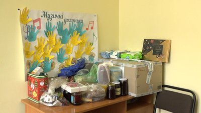 Вчителі та учні музичної школи в Івано-Франківську збирають допомогу для вчительки фортепіано, яка воює в ЗСУ Вчителі та учні музичної школи в Івано-Франківську збирають допомогу для вчительки фортепіано, яка воює в ЗСУ