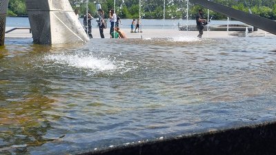 Відпочинок біля води