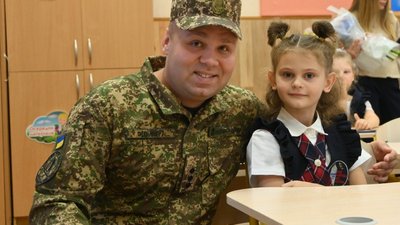 Військові провели в перший клас доньку побратима, який загинув на Донеччині