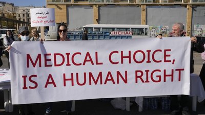 У Європі тисячі людей виступили проти обмежень для невакцинованих від COVID-19 У Європі тисячі людей виступили проти обмежень для невакцинованих від COVID-19